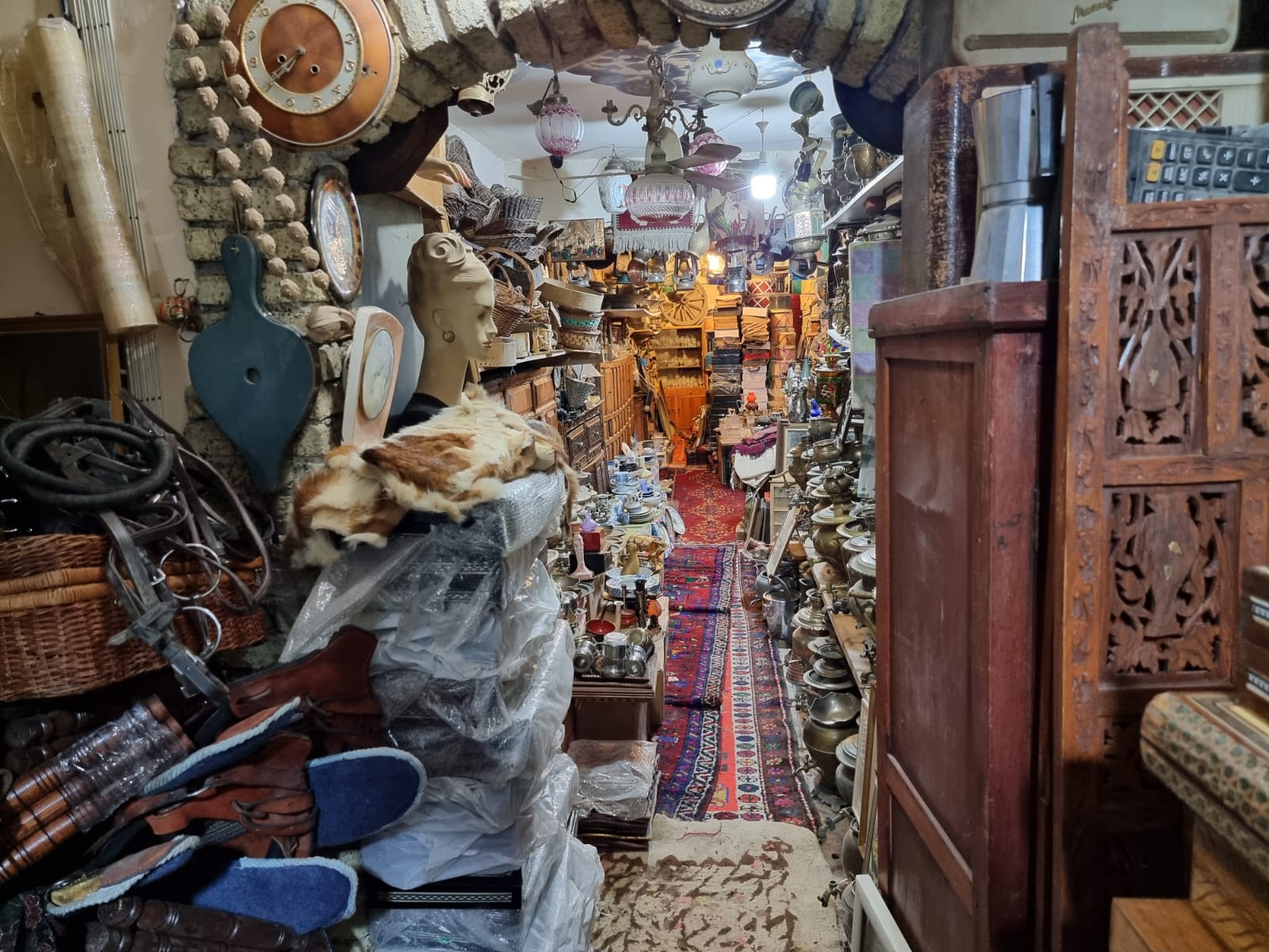 Inside the Qala antique shop behind the Erbil’s main bazaar and citadel (Photo: Wladimir van Wilgenburg/Kurdistan 24).